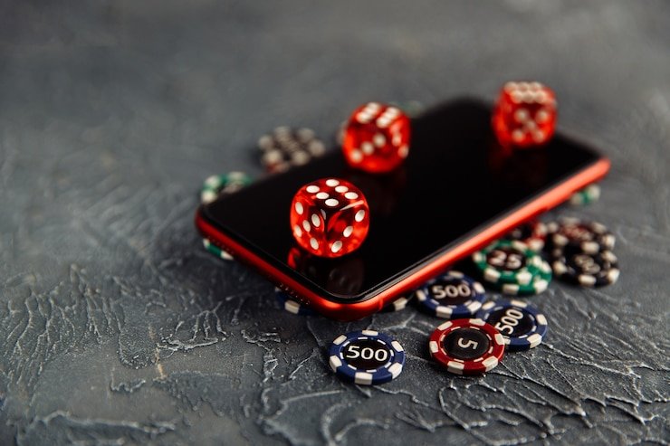 Studio Baccarat permataslot dengan dealer langsung dan kartu di meja hijau